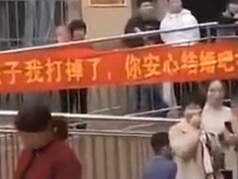 Bạn trai cũ kết hôn, cô gái quyết định làm một việc để chúc phúc khiến chú rể 