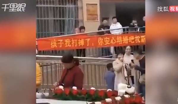 Bạn trai cũ kết hôn, cô gái quyết định làm một việc để chúc phúc khiến chú rể rùng mình và làm cư dân mạng cạn lời-1