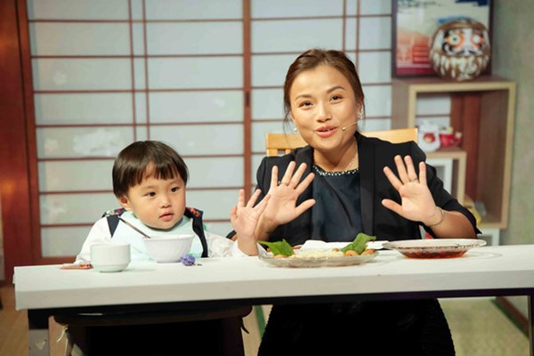 Quỳnh Trần JP réo tên Trấn Thành ngay trong lần đầu ăn thử đuông dừa trên truyền hình, loạt biểu cảm của bé Sa trước món này khiến fan cười ngất-3