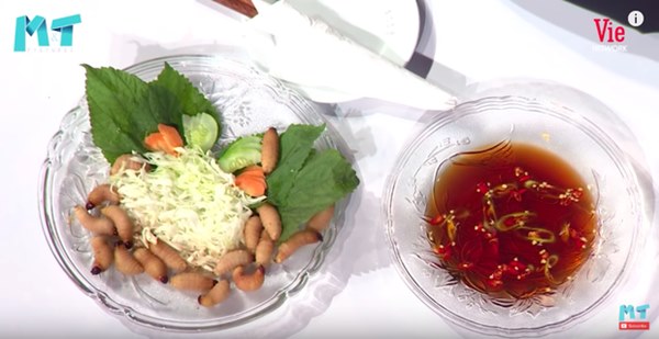 Quỳnh Trần JP réo tên Trấn Thành ngay trong lần đầu ăn thử đuông dừa trên truyền hình, loạt biểu cảm của bé Sa trước món này khiến fan cười ngất-5