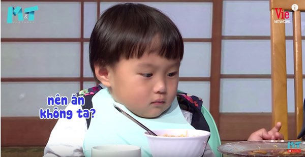 Quỳnh Trần JP réo tên Trấn Thành ngay trong lần đầu ăn thử đuông dừa trên truyền hình, loạt biểu cảm của bé Sa trước món này khiến fan cười ngất-12