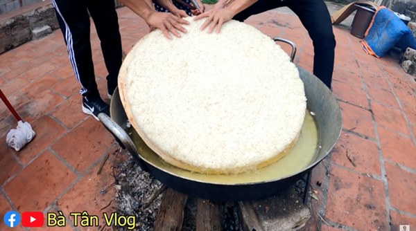 Cơm cháy siêu to khổng lồ của Bà Tân Vlog vỡ tan tành, một lần nữa bà lại thất bại rồi!-4