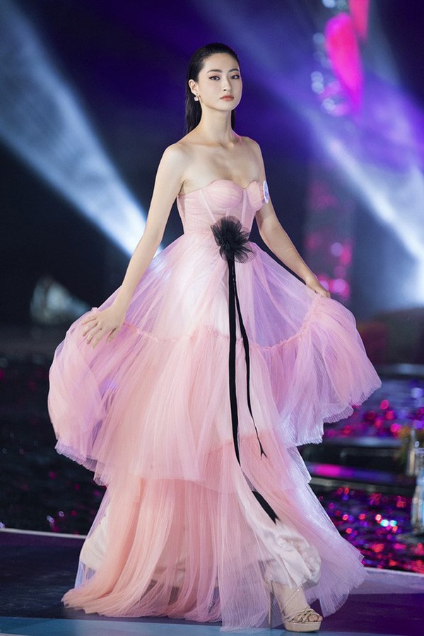 Bắn tiếng Anh đã là gì, nhìn bảng thành tích siêu khủng của Hoa hậu Lương Thùy Linh mà choáng-8