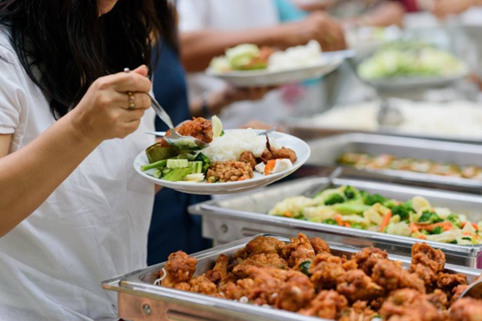 Được đi ăn buffet, con gái thích thú lấy đồ đầy đĩa nhưng lại bỏ dở, người mẹ đã có hành động khiến mọi người vỗ tay tán thưởng-2