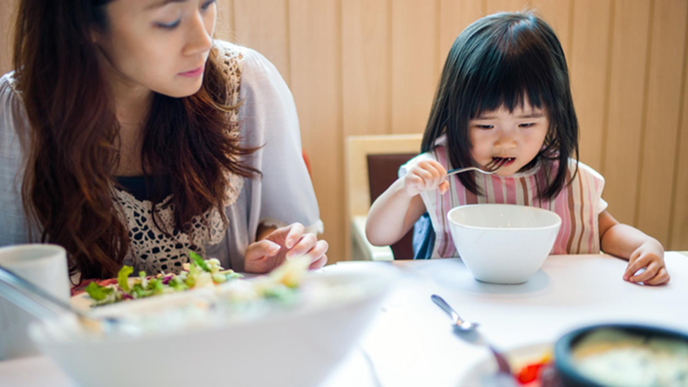 Được đi ăn buffet, con gái thích thú lấy đồ đầy đĩa nhưng lại bỏ dở, người mẹ đã có hành động khiến mọi người vỗ tay tán thưởng-1