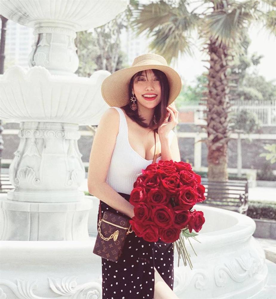 Có mẹ bỉm sữa nào được như Lan Khuê: Khi bầu bí thì thon gọn như không có gì, vừa sinh xong được vài ngày đã diện vừa in váy áo cũ-1