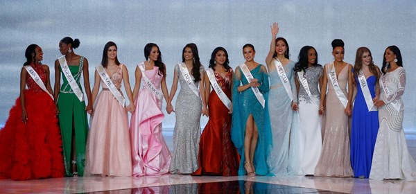 Khoảnh khắc tân Hoa hậu Thế giới chỉnh váy cho Lương Thùy Linh-1