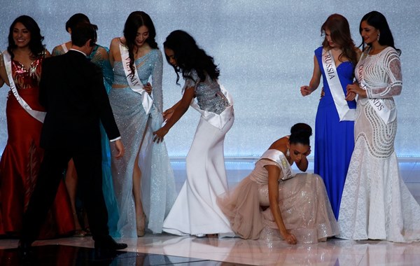 Khoảnh khắc tân Hoa hậu Thế giới chỉnh váy cho Lương Thùy Linh-3