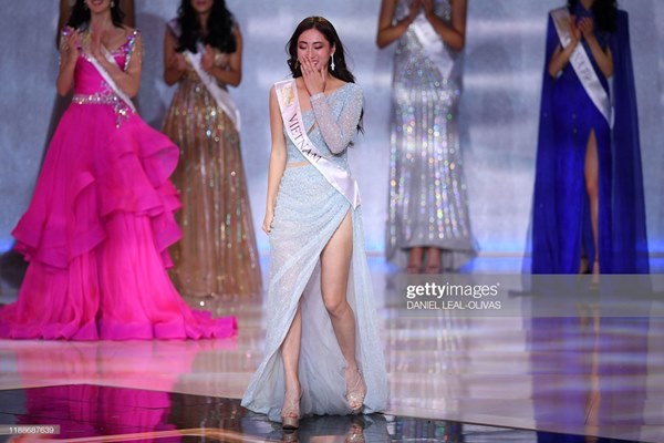 Khoảnh khắc tân Hoa hậu Thế giới chỉnh váy cho Lương Thùy Linh-8