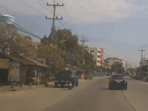 Tông vào đuôi ôtô bên đường vì dùng điện thoại