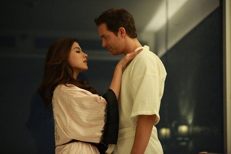 Vừa lên chức chồng liền về ép vợ ly hôn, ngờ đâu lúc rời khỏi tòa cô lại được siêu xe tới đón, danh tính vị đại gia ấy mới thật sự làm anh bủn rủn-1