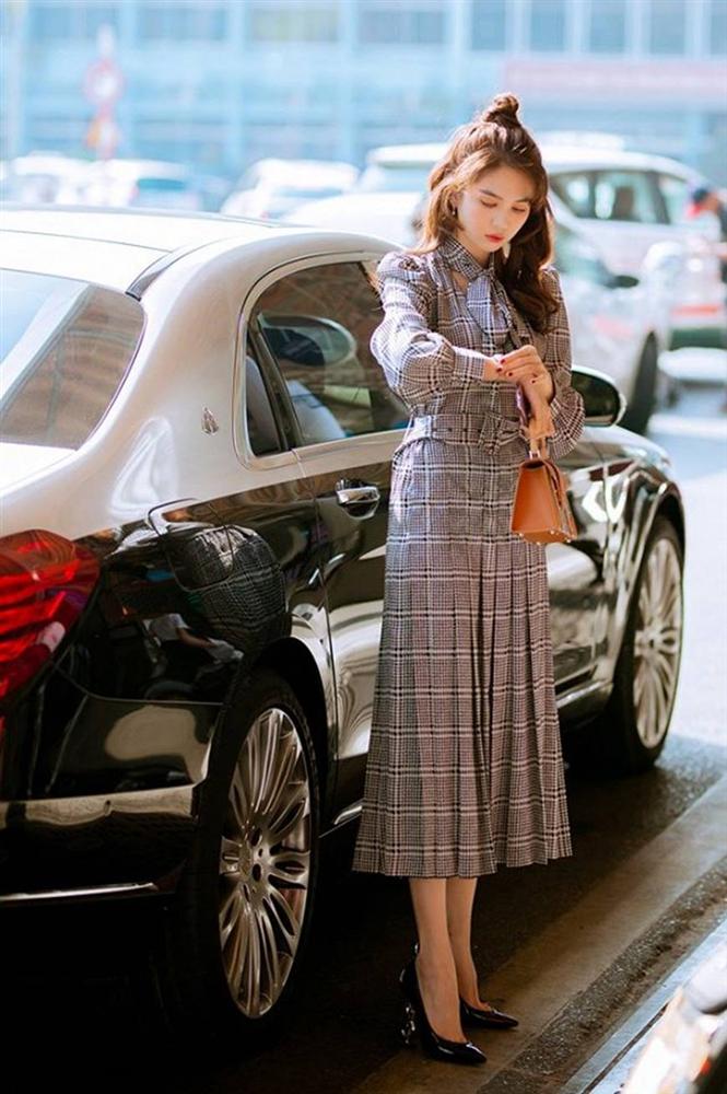 Kín đáo chuẩn phong thái chủ tịch, Ngọc Trinh vẫn đẹp hút hồn ở sân bay-1
