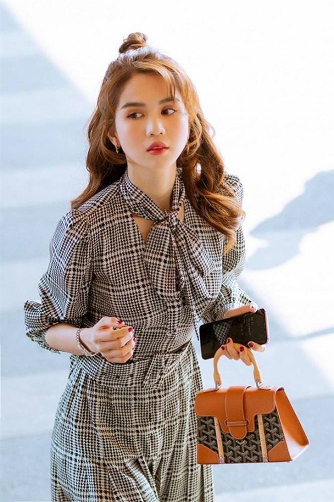 Kín đáo chuẩn phong thái chủ tịch, Ngọc Trinh vẫn đẹp hút hồn ở sân bay-2