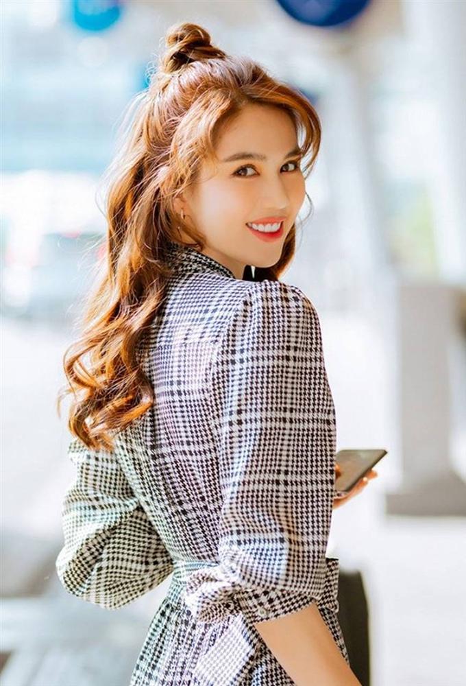 Kín đáo chuẩn phong thái chủ tịch, Ngọc Trinh vẫn đẹp hút hồn ở sân bay-4