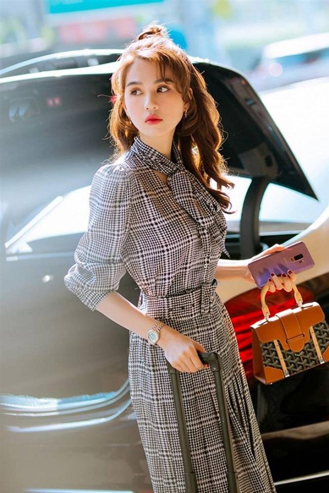 Kín đáo chuẩn phong thái chủ tịch, Ngọc Trinh vẫn đẹp hút hồn ở sân bay-5