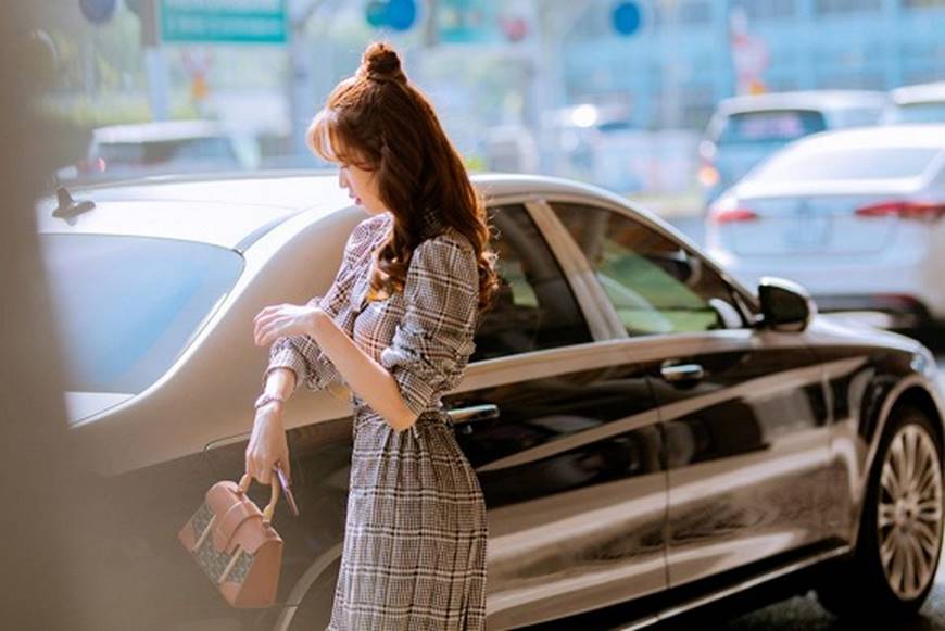 Kín đáo chuẩn phong thái chủ tịch, Ngọc Trinh vẫn đẹp hút hồn ở sân bay-6