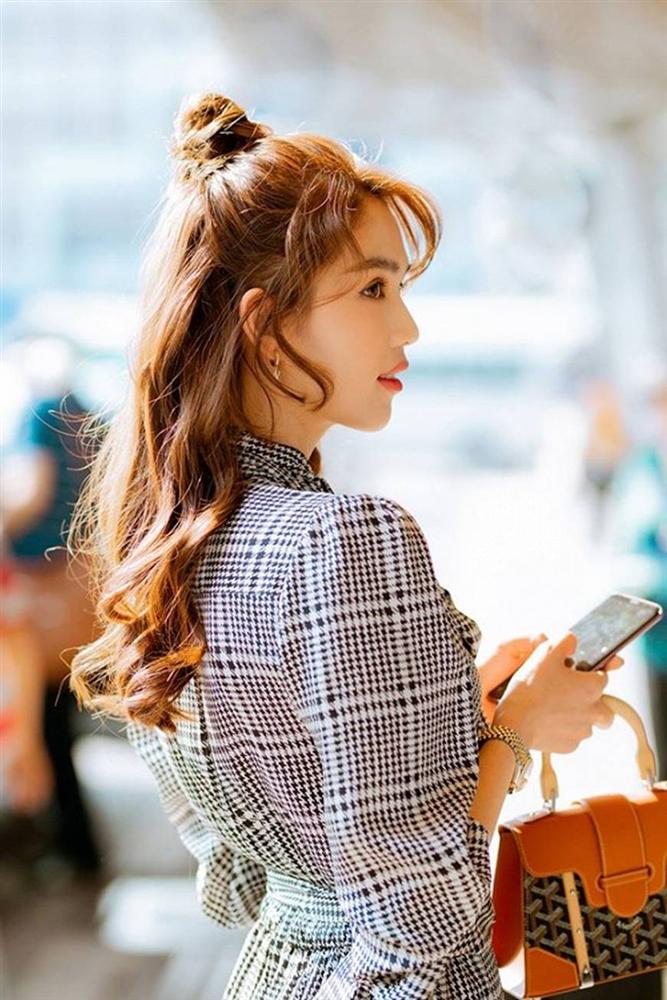 Kín đáo chuẩn phong thái chủ tịch, Ngọc Trinh vẫn đẹp hút hồn ở sân bay-7