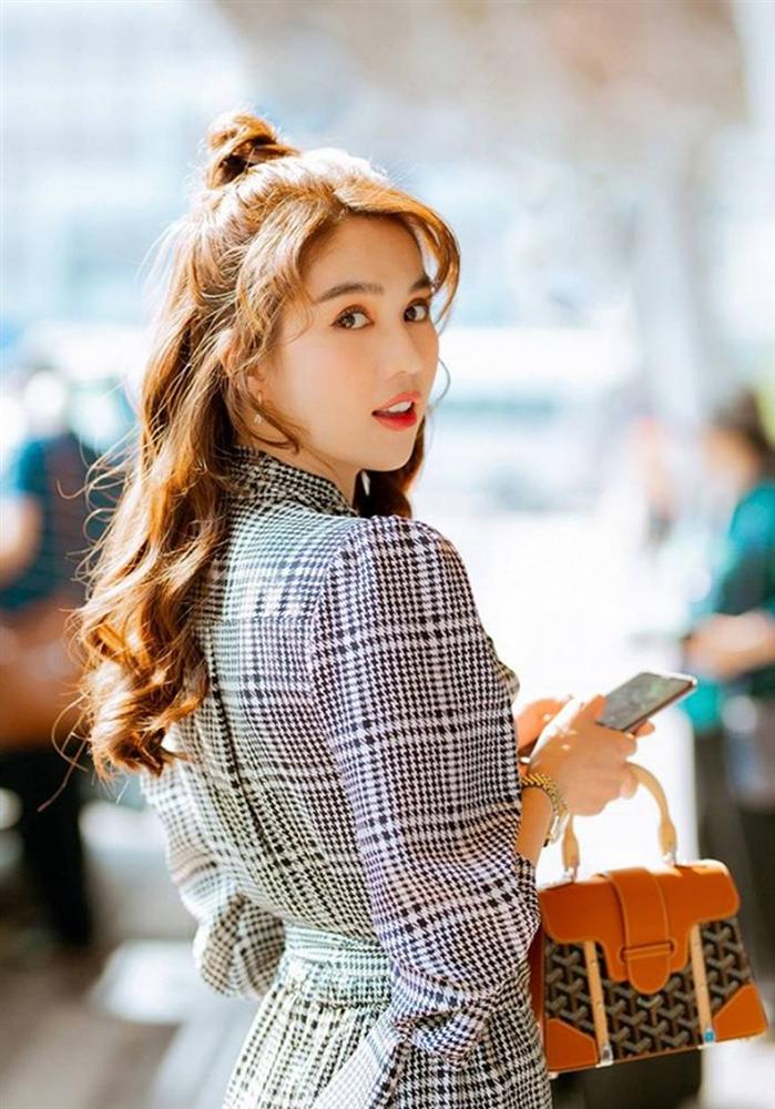 Kín đáo chuẩn phong thái chủ tịch, Ngọc Trinh vẫn đẹp hút hồn ở sân bay-8