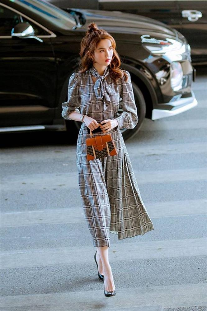 Kín đáo chuẩn phong thái chủ tịch, Ngọc Trinh vẫn đẹp hút hồn ở sân bay-9