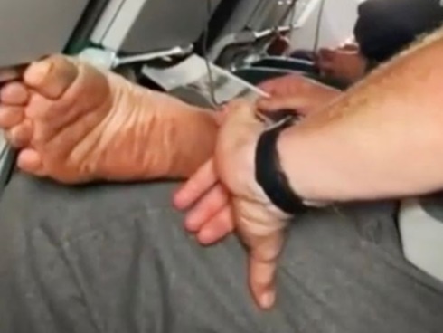 Máy bay chở hơn trăm người rơi ở Iran, không ai sống sót-7