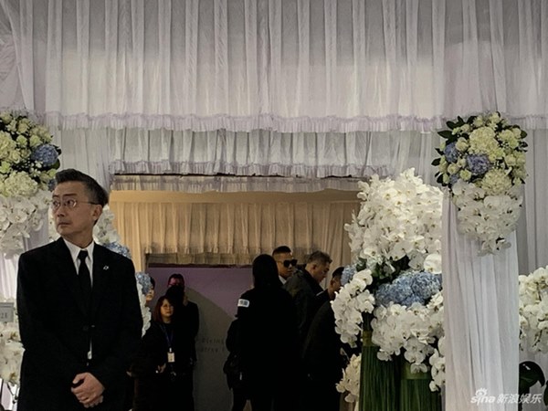 Ngày đưa tang Cao Dĩ Tường: Bạn gái cúi gằm mặt xuất hiện bên gia quyến, hàng trăm ngàn hạc giấy, hoa trắng phủ khắp nhà tang-7