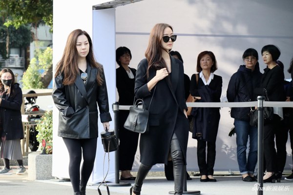 Ngày đưa tang Cao Dĩ Tường: Bạn gái cúi gằm mặt xuất hiện bên gia quyến, hàng trăm ngàn hạc giấy, hoa trắng phủ khắp nhà tang-9