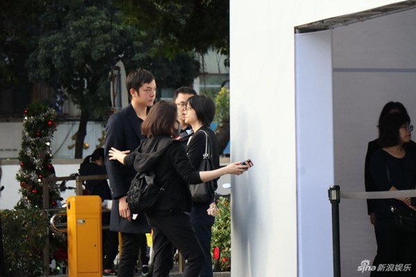 Ngày đưa tang Cao Dĩ Tường: Bạn gái cúi gằm mặt xuất hiện bên gia quyến, hàng trăm ngàn hạc giấy, hoa trắng phủ khắp nhà tang-10