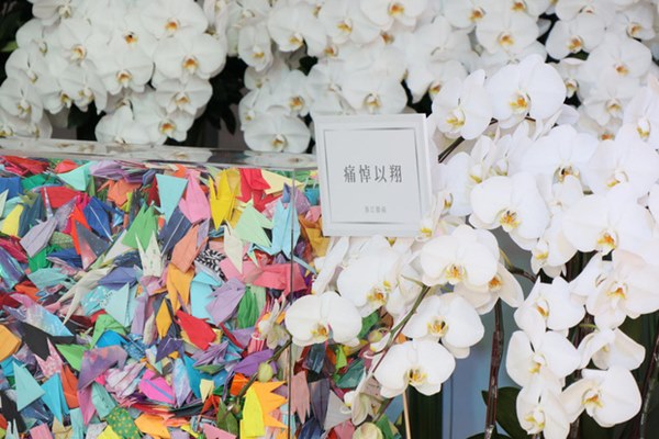Ngày đưa tang Cao Dĩ Tường: Bạn gái cúi gằm mặt xuất hiện bên gia quyến, hàng trăm ngàn hạc giấy, hoa trắng phủ khắp nhà tang-12