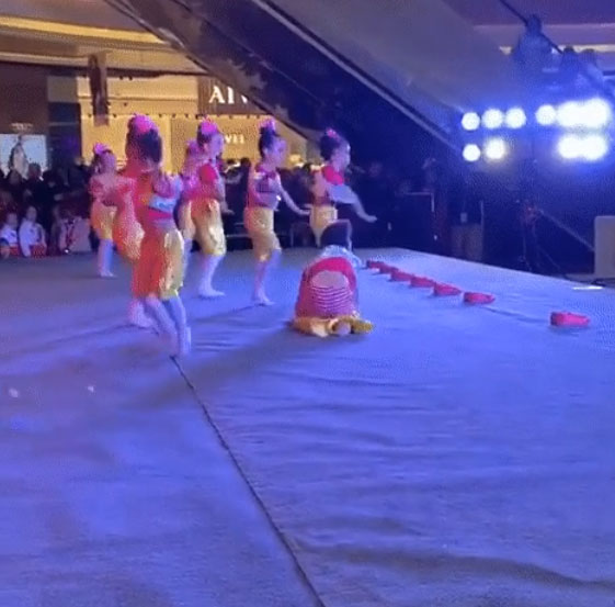 Mặc kệ các bạn xung quanh vẫn hát múa tưng bừng, cô bé thản nhiên kéo quần sân khấu: Làm gì thì làm chống lộ hàng cái đã!-1