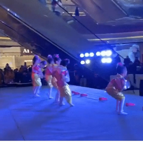 Mặc kệ các bạn xung quanh vẫn hát múa tưng bừng, cô bé thản nhiên kéo quần sân khấu: Làm gì thì làm chống lộ hàng cái đã!-2