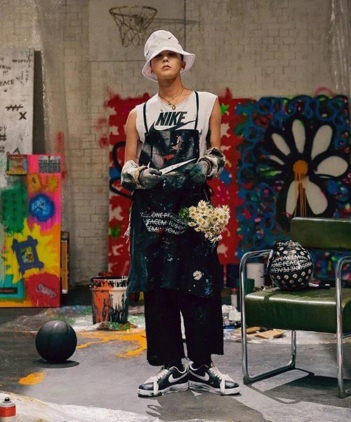 G-Dragon - Hãy xem hình ảnh của một trong những nghệ sĩ Hàn Quốc nổi tiếng nhất trên thế giới - G-Dragon, người đã vượt qua giới hạn âm nhạc và thời trang với tài năng và cá tính của mình. Anh ta đích thân tạo ra hình ảnh của mình trên PEACEMINUSONE, hãy cùng khám phá nhé.