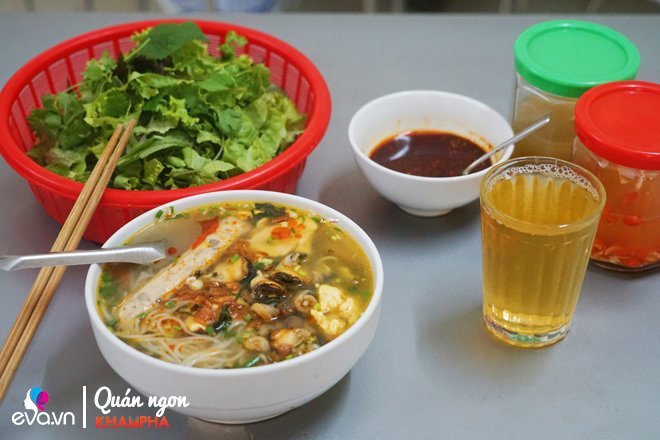 U60 bán bún ốc chuối đậu gần 30 năm trong ngách nhỏ, ngày nào cũng ùn ùn khách-3