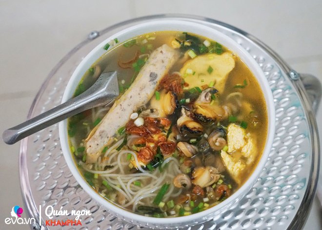 U60 bán bún ốc chuối đậu gần 30 năm trong ngách nhỏ, ngày nào cũng ùn ùn khách-4