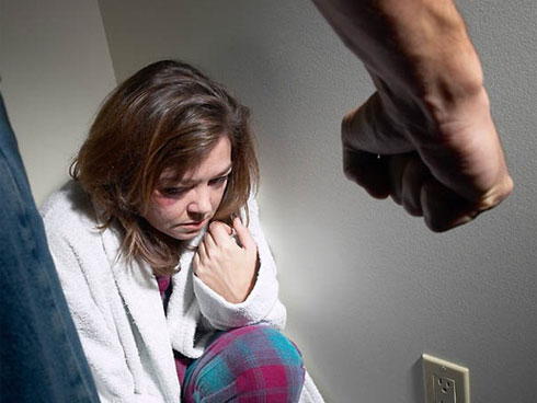 Đi đổ rác nghe thấy tiếng kêu yếu ớt như mèo con, người đàn ông mở nắp rồi kinh hoàng khi nhìn vào bên trong, hé lộ tội ác của nữ bảo mẫu-3