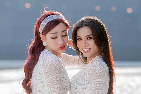 BB Trần cùng Hải Triều diện áo dài trắng nền nã như nữ sinh chính hiệu-1