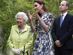 Lần đầu tiên Nữ hoàng Anh cùng 3 thế hệ thừa kế ngai vàng xuất hiện bên nhau, tâm điểm chú ý là Hoàng tử George-4