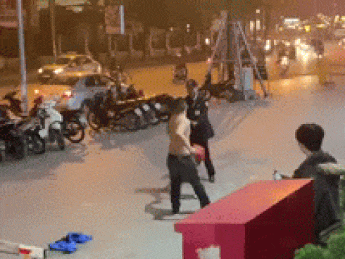 Người dân kể lại giây phút nam bảo vệ trung tâm thương mại cởi trần đấm liên tiếp vào một người phụ nữ giữa phố-6