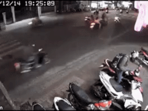 2 thanh niên xịt hơi cay cướp xe, lắc vàng của người phụ nữ ở TP.HCM-2