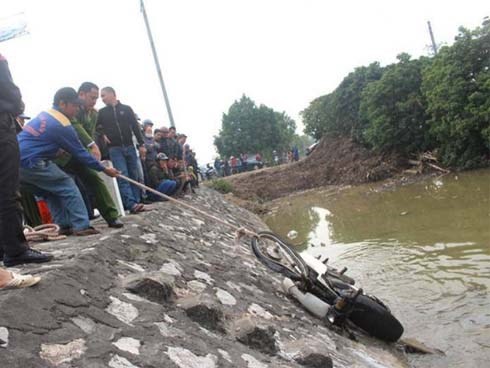 Bí ẩn chiếc xe máy nằm dưới mương nước nhưng vẫn chưa tìm thấy nạn nhân