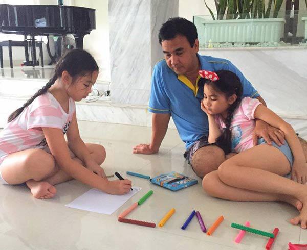 Dạy con dân dã như MC Quyền Linh: Nhà có ô tô nhưng đèo con đi học bằng xe máy, tối ngủ nằm đất chứ không bật điều hòa-2