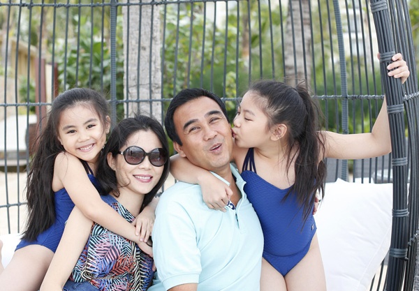 Dạy con dân dã như MC Quyền Linh: Nhà có ô tô nhưng đèo con đi học bằng xe máy, tối ngủ nằm đất chứ không bật điều hòa-4