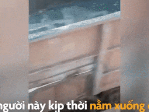 Người đàn ông thoát chết khi nằm dưới đường ray xe lửa