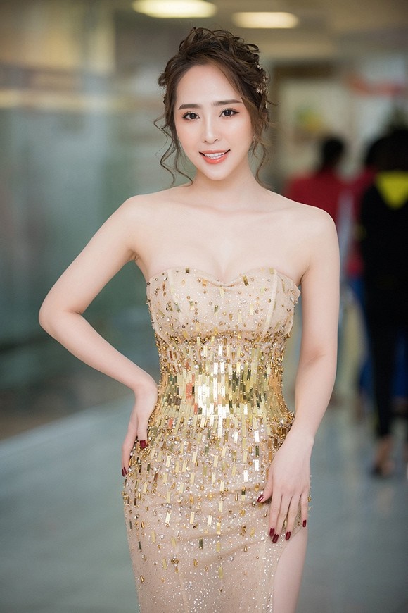 Quỳnh Nga diện đầm cúp ngực nóng bỏng khiến người xem nín thở vì sợ tụt-1