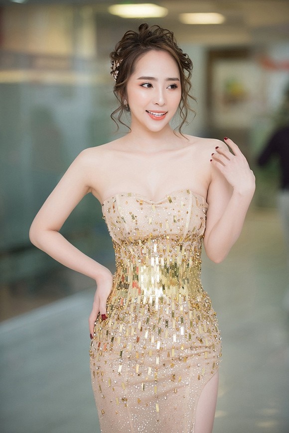 Quỳnh Nga diện đầm cúp ngực nóng bỏng khiến người xem nín thở vì sợ tụt-2