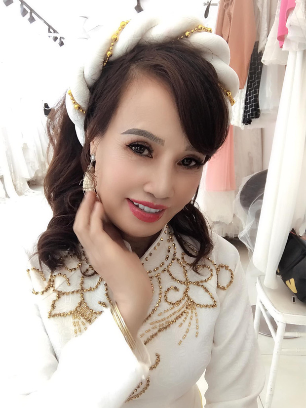 Sau khi tân trang nhan sắc, cô dâu 62 tuổi cùng chồng đi chụp lại ảnh cưới để... hâm nóng tình cảm-2