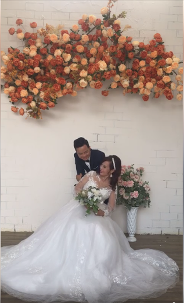 Sau khi tân trang nhan sắc, cô dâu 62 tuổi cùng chồng đi chụp lại ảnh cưới để... hâm nóng tình cảm-3