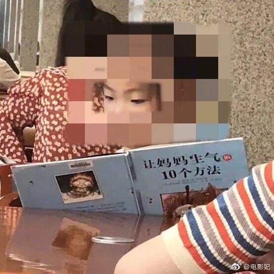 Bé gái say sưa đọc sách trong thư viện, ai cũng khen chăm chỉ nhưng nhìn đến tên sách thì cười chảy nước mắt, thương thay cho người mẹ-2