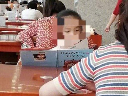 Bé gái say sưa đọc sách trong thư viện, ai cũng khen chăm chỉ nhưng nhìn đến tên sách thì cười chảy nước mắt, thương thay cho người mẹ