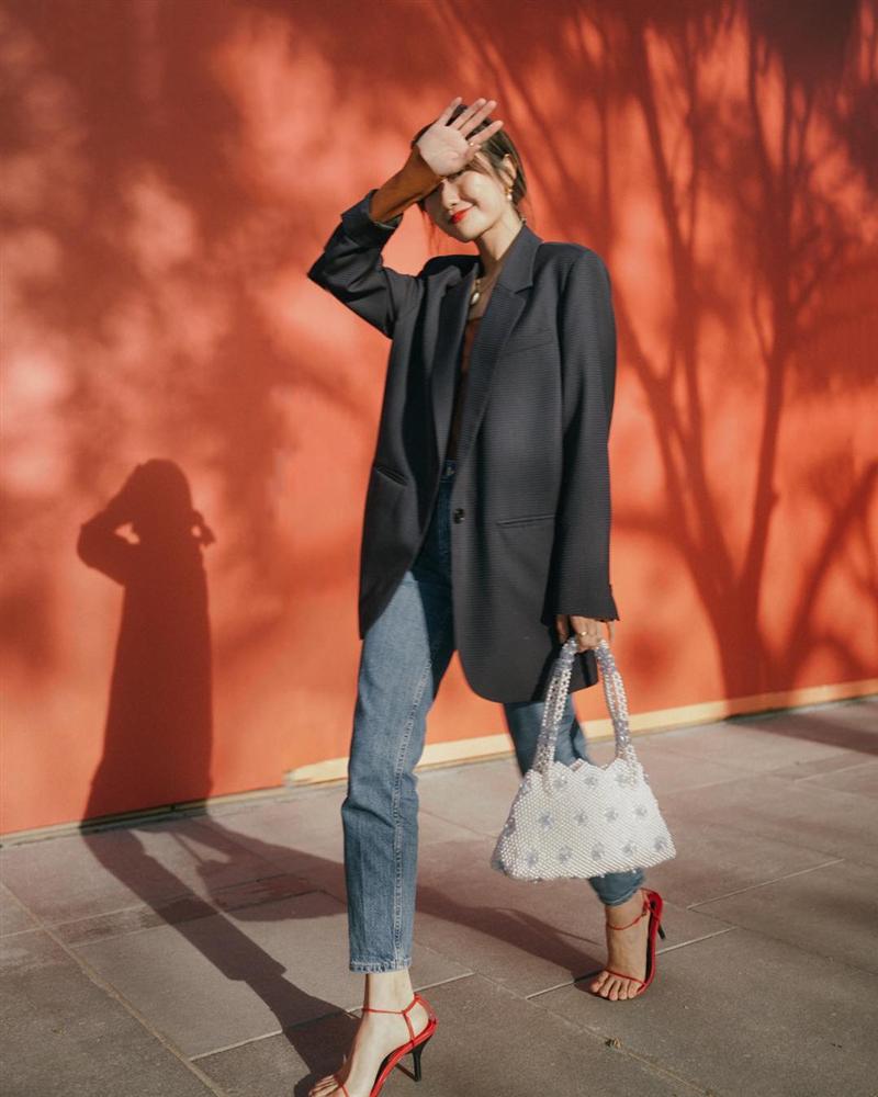 Trời chuyển ấm áp, chị em mau ôn lại 4 cách diện blazer sau cho thanh lịch và thời thượng hết phần người ta-1