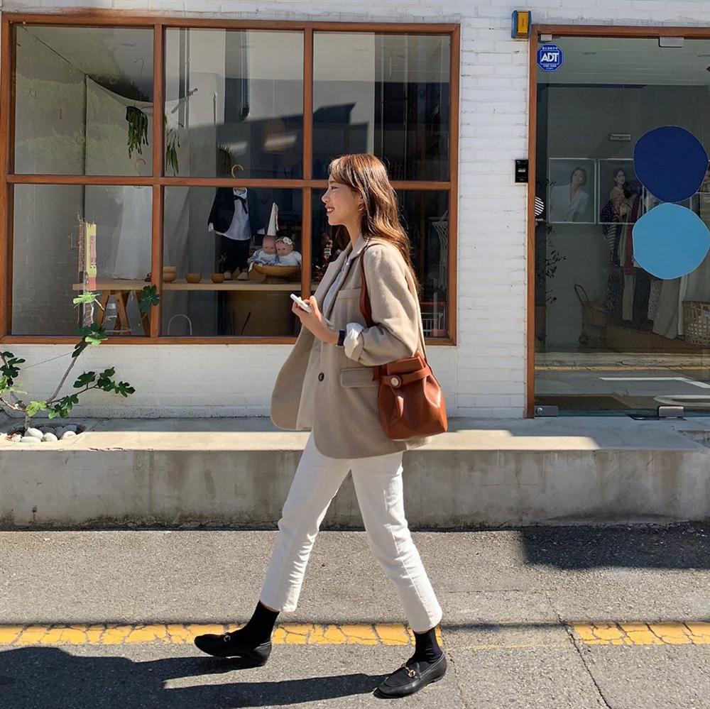 Trời chuyển ấm áp, chị em mau ôn lại 4 cách diện blazer sau cho thanh lịch và thời thượng hết phần người ta-3